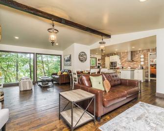 Designer Getaway-Hot Tub, 4 Minutes to Dahlonega - Dahlonega - Living room
