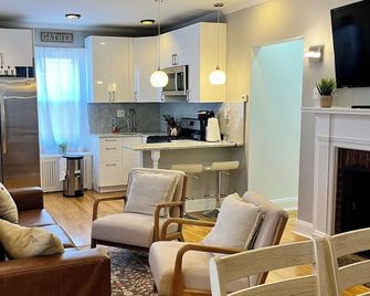 Charming 2br House W Ac, Wifi Just 5 Min From Lga And 17 Min To Jkf - Queens - Kitchen