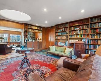 Spacious Dartmouth College Home on Occum Pond - Hanover - Lounge