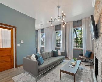 Newly Designed 3bd In Heart of Ukrainian Village by AllSet Turnover - Chicago - Sala de estar