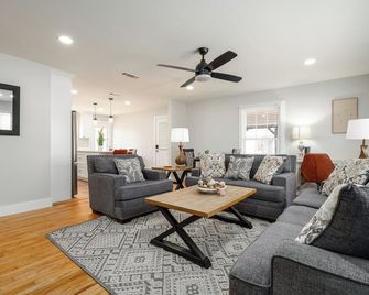 Renovated 3BR Close to Downtown - Sulphur Springs - Wohnzimmer