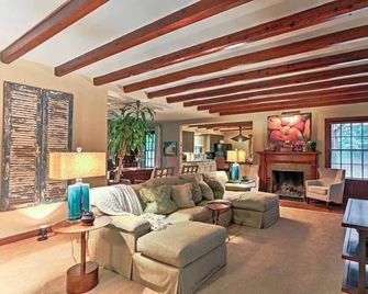 'Charming Nashville Cottage in Green Hills - Cozy, Family-Friendly Retreat!' - Nashville - Stue