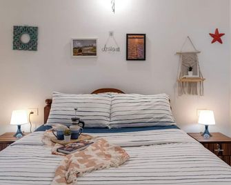 Soulful Nest 'Create': A Cosy & Vibrant home with pool in Siolim, near Chapora - Siolim - Schlafzimmer