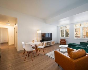 Queen City Classic - Charlotte - Living room