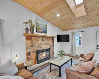 Lakefront Pocono Cabin | Massive Yard & Hot Tub - White Haven - Soggiorno