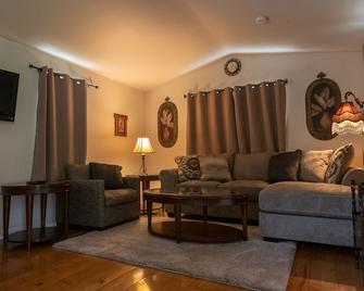 Orchard Guest House-- Boats, Bikes, ATVs and helicopters welcome! - Oroville - Sala de estar