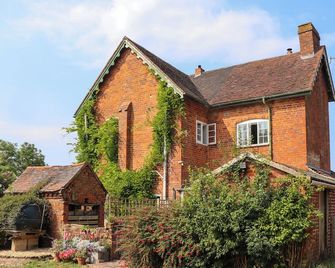 The Shires At Bickerscourt, Pet Friendly In Henley-In-Arden - Solihull - Building