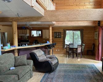 Log cabin house in historic Columbia - Columbia - Sala de estar