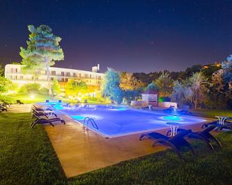 Gusmay Beach Resort - Hotel Suite Le Dune - Peschici - Pool