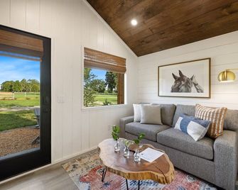 Stylish Cabin - Nearby Springs - Lake City - Living room