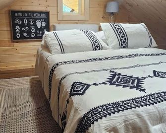 1 bedroom with a loft. Sleeps 4. Great mountain views.Dogs are allowed with fee. - Cullowhee - Bedroom