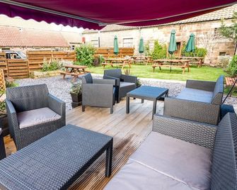 The Witching Post Inn - וויטבי - פטיו