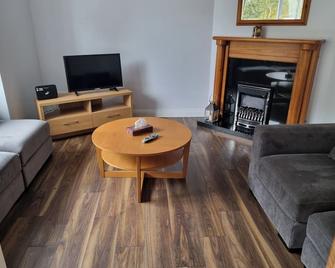 3 Bedrooms - Sleep 7 - Garden - Private Parking - Carrick-on-Shannon - Living room