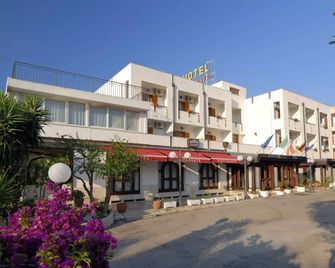 Hotel Apeneste - Mattinata - Gebäude