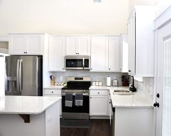 Highway Oasis and Myrtle Beach - Florence - Kitchen
