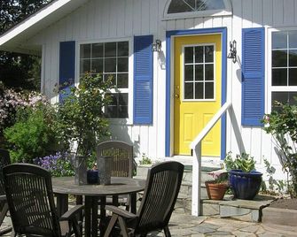 Cozy Cottage: 30 meters from walk-on beach, Perfect for Couples - Sooke - Innenhof