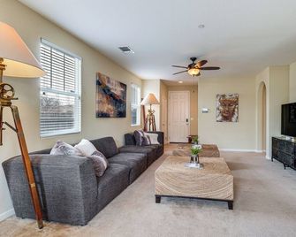Sophisticated Stockton Sanctuary w/ Home Office! - Stockton - Living room