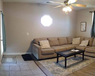 Pet Friendly Lodging 5 minutes from Whiteman AFB - Warrensburg - Living room