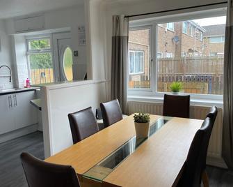 Redcroft Green 3 Bdrm Sleeps 5 Quiet Residental Area - Newcastle upon Tyne - Dining room