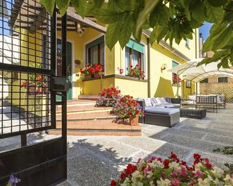 فيلا تيزيانا هوتل - البندقية - شرفة مرصوفة