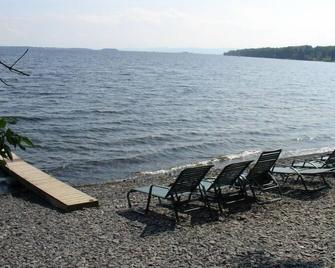 Tree Tops Cottages. Up to 4 lakeside cottages available - South Hero - Beach