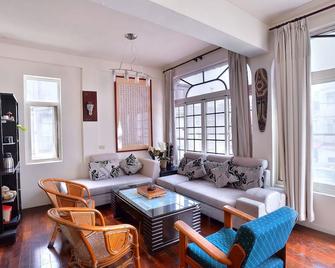Ding Ding Homestay - Jinhu Township - Living room