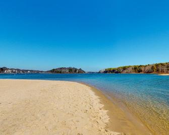 Salty Shores - Falmouth - Beach