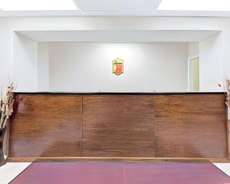 Ramada by Wyndham New Iberia - New Iberia - Front desk