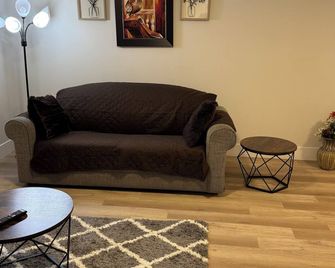 Relax with the family at our cozy &stylish home. Located in the heart of Moncton - Moncton - Sala de estar