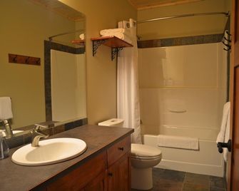 The Cedar House Restaurant & Chalets - Golden - Bathroom