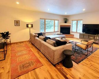 Beautiful Rocky Mountain Retreat Above Boulder with Privacy & Views - Nederland - Sala de estar