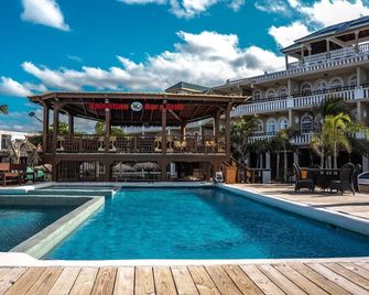 Tiamo Beach Resort and Spa- Adults Oriented - Runaway Bay - Piscina