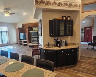 Spacious Rapid City Retreat with Black Hills Views and Close Interstate Access - Rapid City - Essbereich