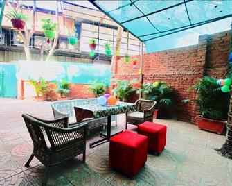 Qubestay Airport Capsule Hotel & Hostel - Bombay - Patio