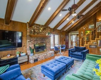 River House, kayak, fishing, king beds, riverfront - Siloam Springs - Sala de estar