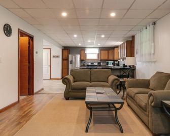 Creekside Cabin - Watkins Glen, Corning, Finger Lakes with Hot Tub - Corning - Living room