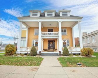 Mansion Pet-Friendly Downtown - Clarion - Building