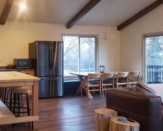 Shady Creek Cabin - Family Friendly Getaway Near Lake - Yankton - Living room