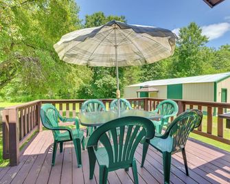Michigan Cabin With On-Site Fishing Pond - Mio - Balcony