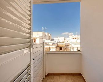 IL Comandante a 100 m dalla spiaggia - Torre San Giovanni - Balcony