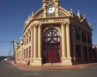 The Nosh & Nod (Great Rates & Superb Main Street Location) - York - Building