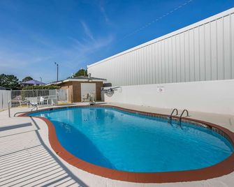 Motel 6 Dothan - Dothan - Uima-allas
