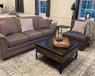 Nauvoo with a country view. Visit us here on the farm for a perfect unique stay - Nauvoo - Living room