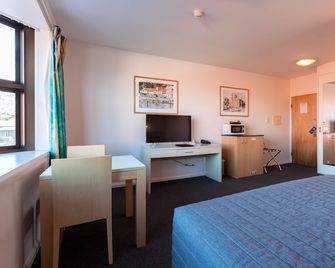 Mayfair Plaza Motel - Sandy Bay - Living room