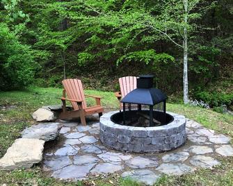 Tranquil Elegance, Secluded & Romantic-Luxury Retreat By Beautiful Creek - Ferguson - Patio