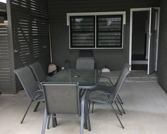 Clean home suitable for 2 families. Quite street with large yard. - Goulburn - Patio