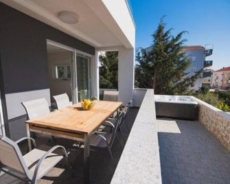 Tomana Apartment with Jacuzzi - Novalja - Balkon