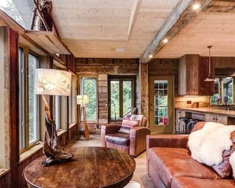Meech Lake Lodge - Family Getaway - Chelsea - Lounge