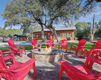 Resort Swimming Pool, Fire Pit, Grill, and Bocce Ball Court - Sleeps 4! - Wimberley - Terasa