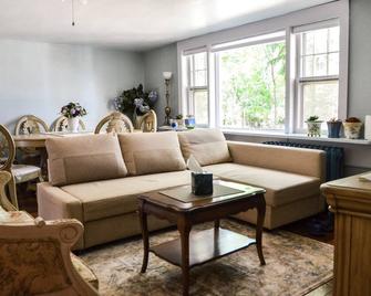 Summerville Getaway (30 min to Mt. Creek) - Chester - Living room